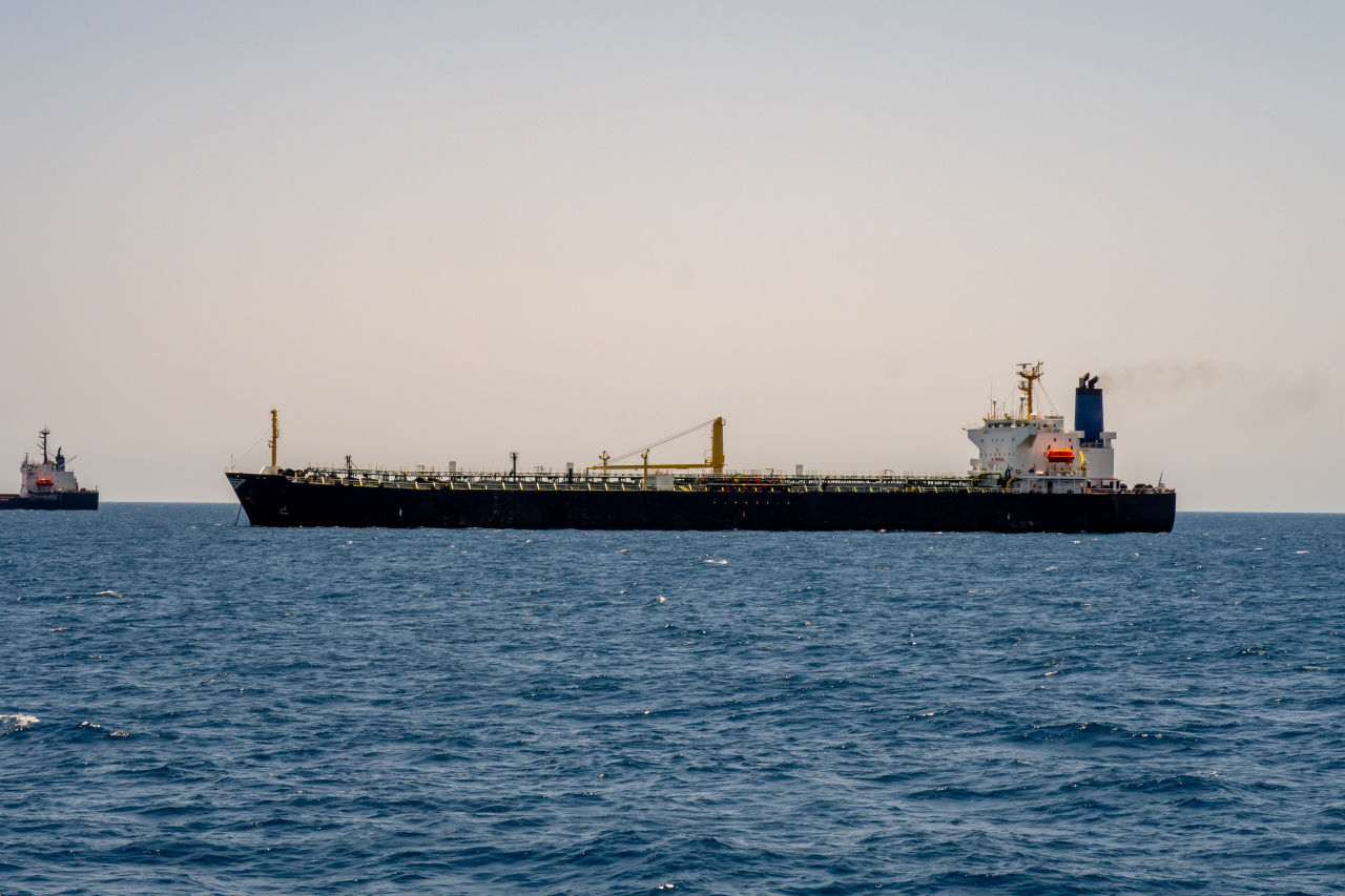 panorámica de un barco de carga que navega por el mar